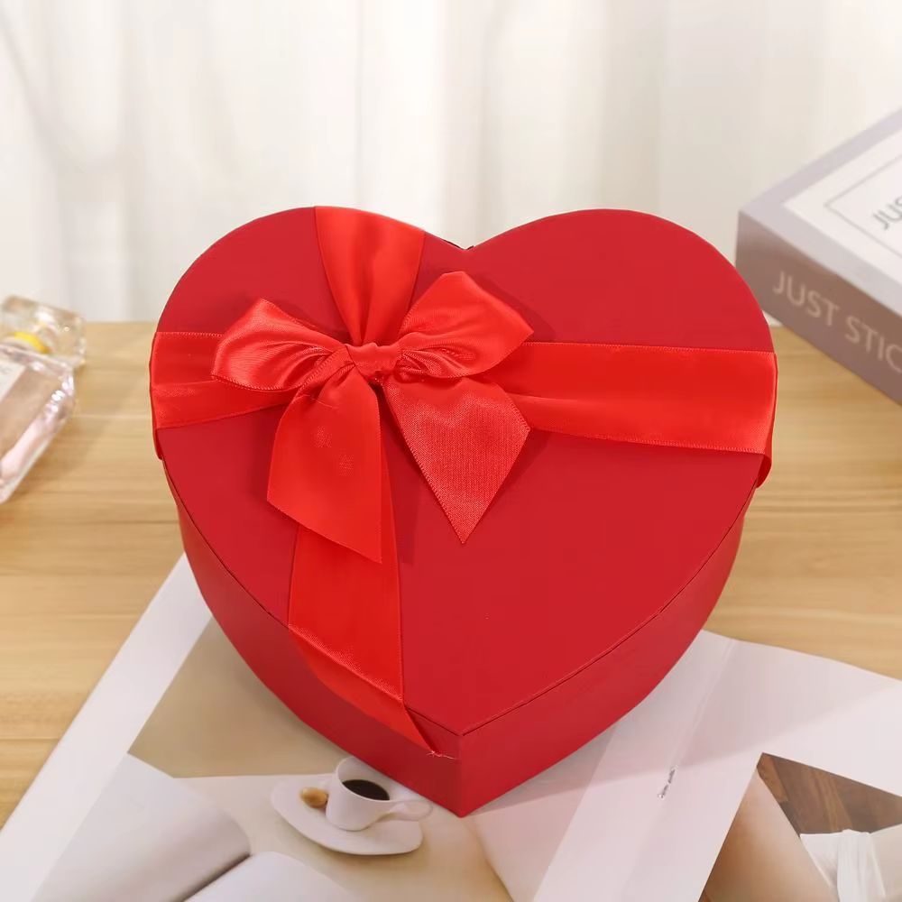 Nouvelle boîte cadeau en forme de cœur rouge avec couvercle