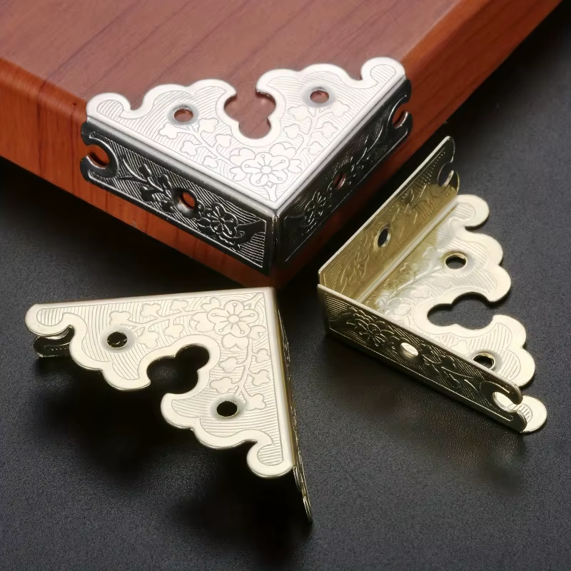 Protection d'angle en fer et cuir pour boîte en bois