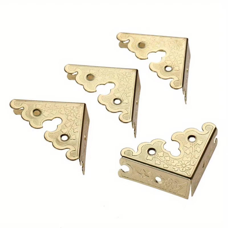 Protection d'angle en fer et cuir pour boîte en bois