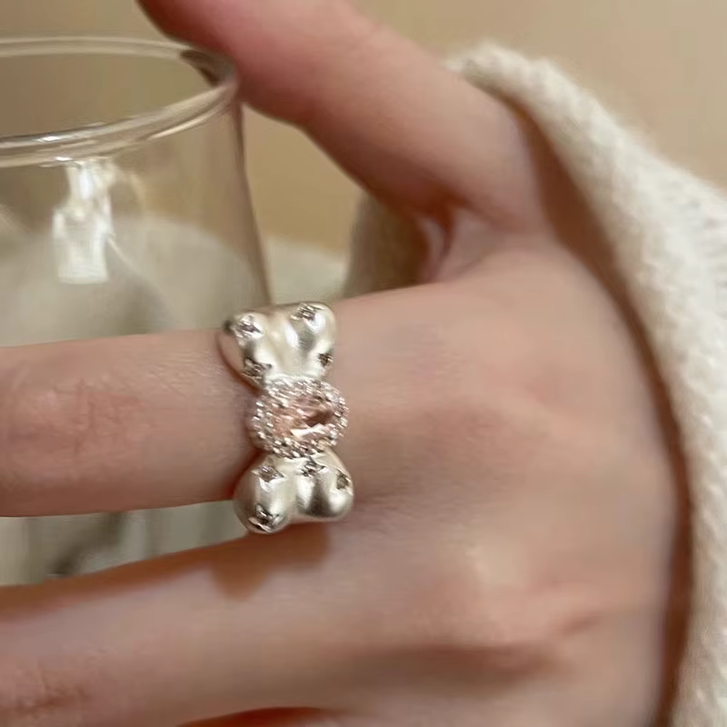 Bague à nœud rose, Design romantique