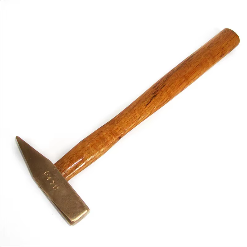 Marteaux copiés de charpentier professionnel