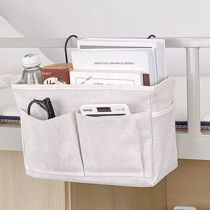 Nouveau panier de rangement suspendu pour lit, support de rangement pour télécommande et livres, sac de rangement pour dortoir avec crochet et poche de chevet.