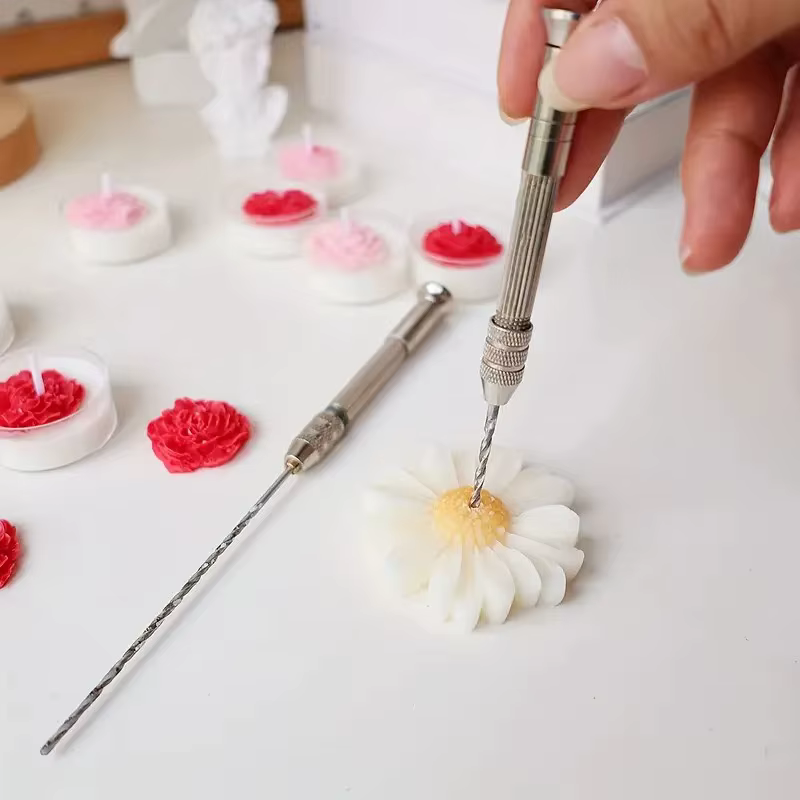 Un ensemble d'outils de poinçonnage pour la fabrication de bougies