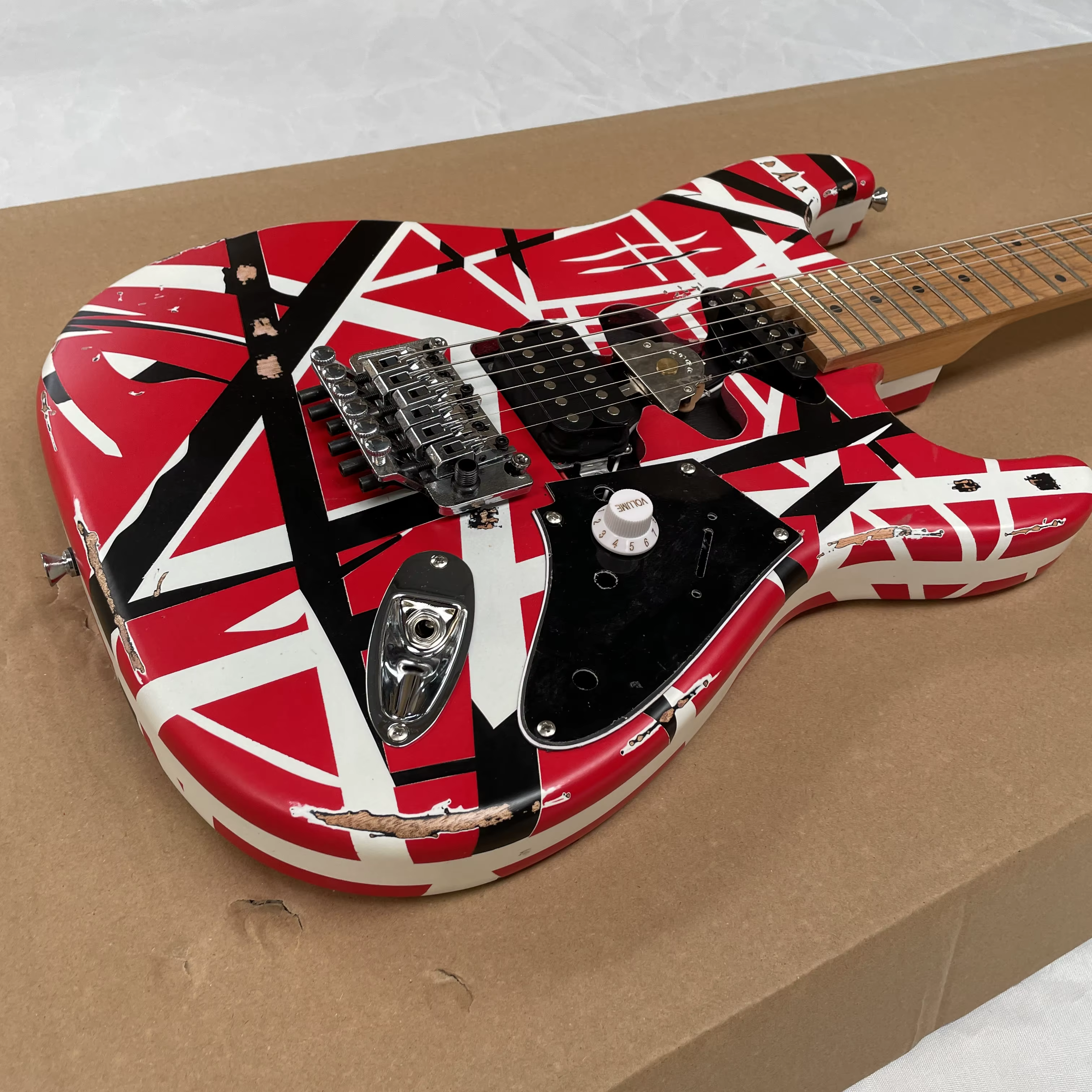 Guitare électrique à 6 cordes de style vintage avec micro SH et système de trémolo, guitare électrique rock