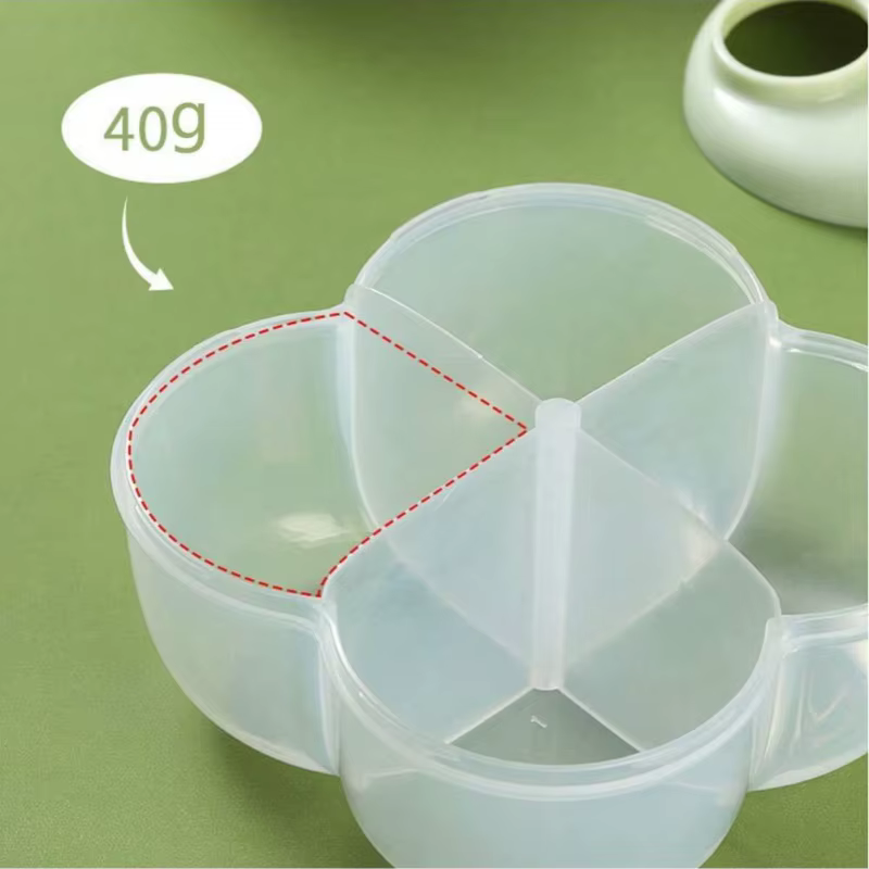 Boîte à lait en poudre portable pour bébé pour une utilisation en extérieur. Quatre compartiments pour l'emballage séparé du lait en poudre pour nourrissons.