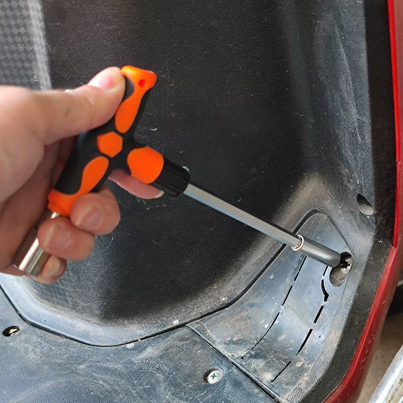 Jeu de tournevis avec croix en forme de T et fente droite