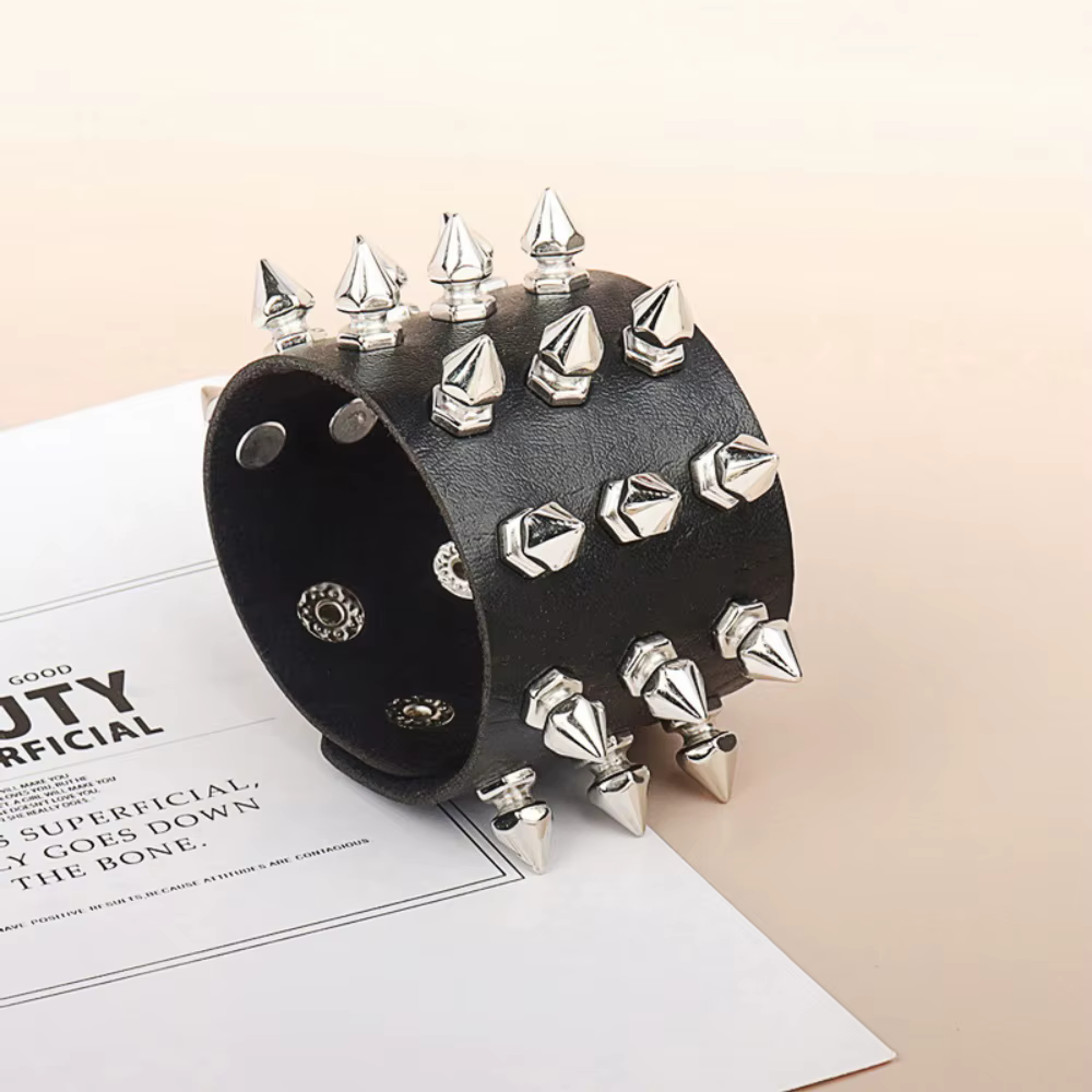 Bracelet en cuir large Punk, accessoires de moto personnalisés, nouveaux accessoires de mode, clous pointus à trois rangées exagérés