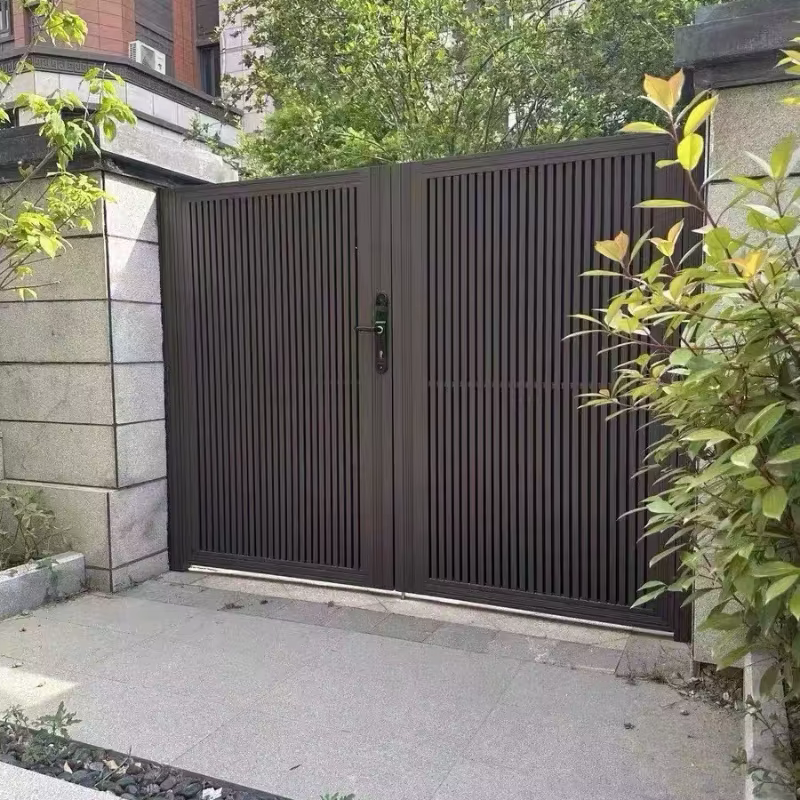 Porte de cour en fer forgé de haute qualité, design moderne, cadre en aluminium, porte de voie, clôture naturelle, nouvelle porte extérieure