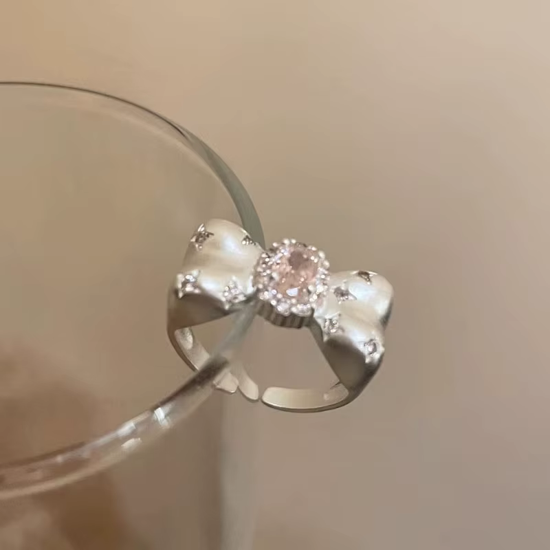 Bague à nœud rose, Design romantique