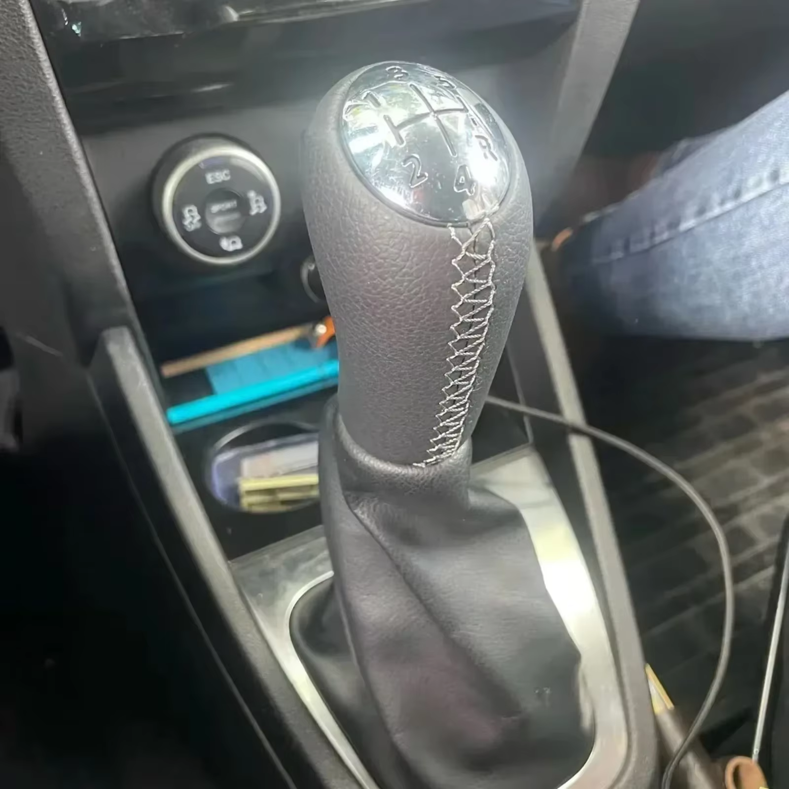 Pommeau de levier de vitesse en plastique et cuir mat