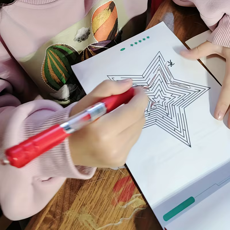 Livre de jeux de labyrinthes pour enfants de 32 pages pour l'entraînement à la concentration des élèves