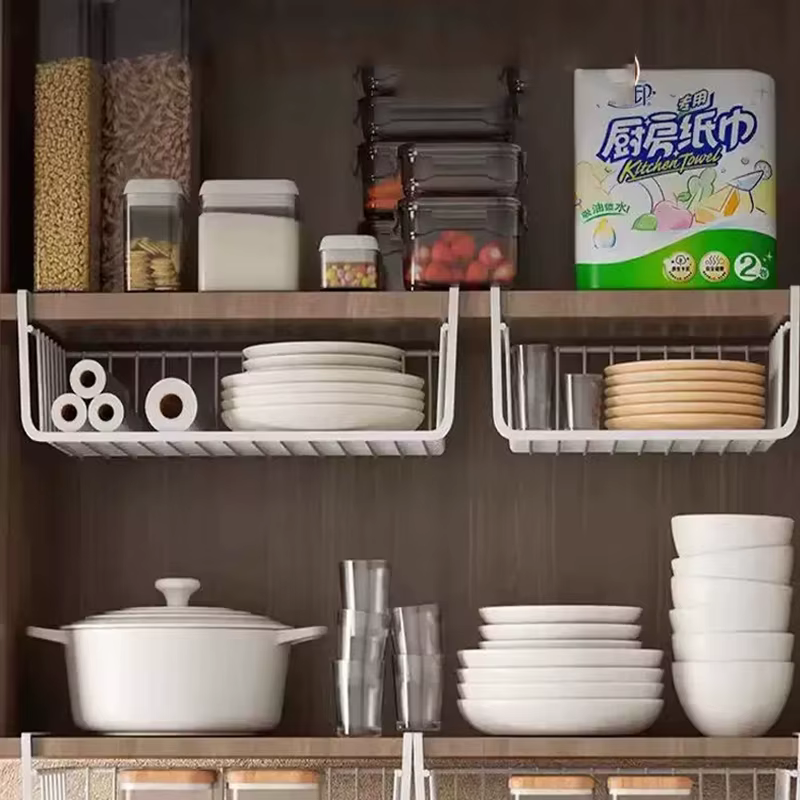 Panier de rangement suspendu sous étagère