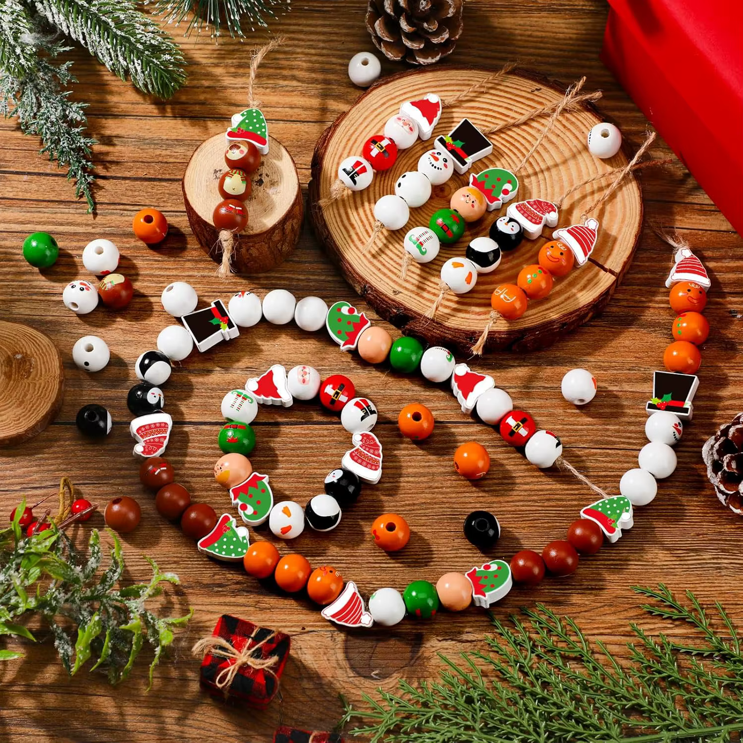 Ensemble de perles en bois sur le thème de noël