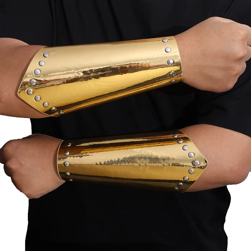Protège-bras médiévaux en argent et or avec rivets