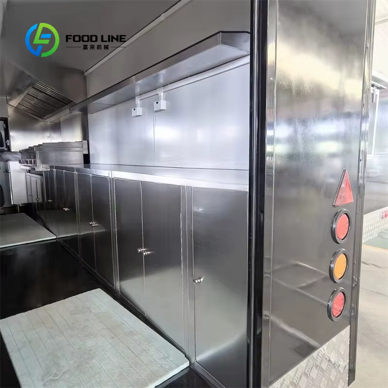 Remorque carrée mobile personnalisable, équipée de panneaux lumineux et de logo sur mesure, idéale pour la vente de poulet frit, de frites et autres services de restauration mobile.