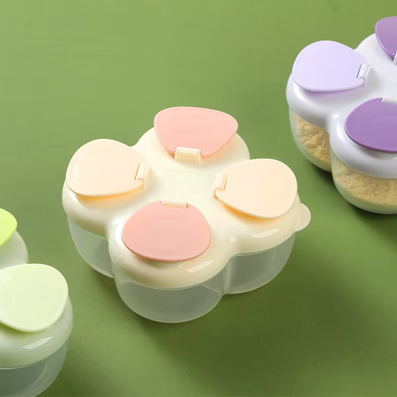 Boîte à lait en poudre portable pour bébé pour une utilisation en extérieur. Quatre compartiments pour l'emballage séparé du lait en poudre pour nourrissons.