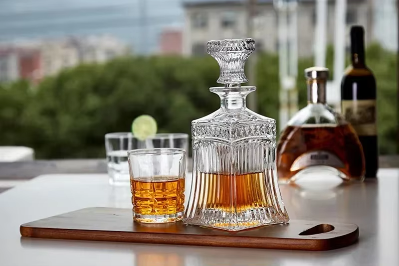 Bouteille de vodka en cristal vintage, carafe en verre de whisky, boisson au vin rouge