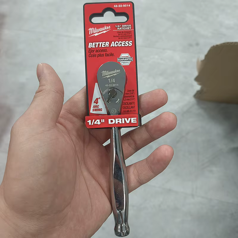 Clé à cliquet Milwaukee 48-22-9014 1/4" à tête basculante et fine pour une meilleure accessibilité