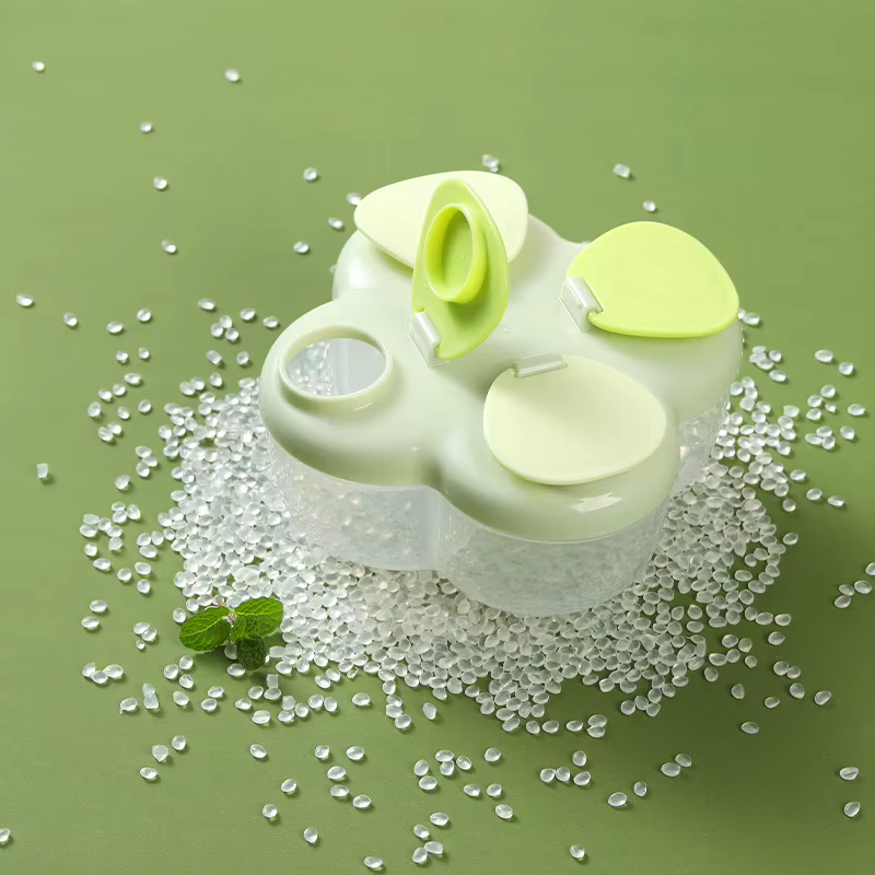 Boîte à lait en poudre portable pour bébé pour une utilisation en extérieur. Quatre compartiments pour l'emballage séparé du lait en poudre pour nourrissons.