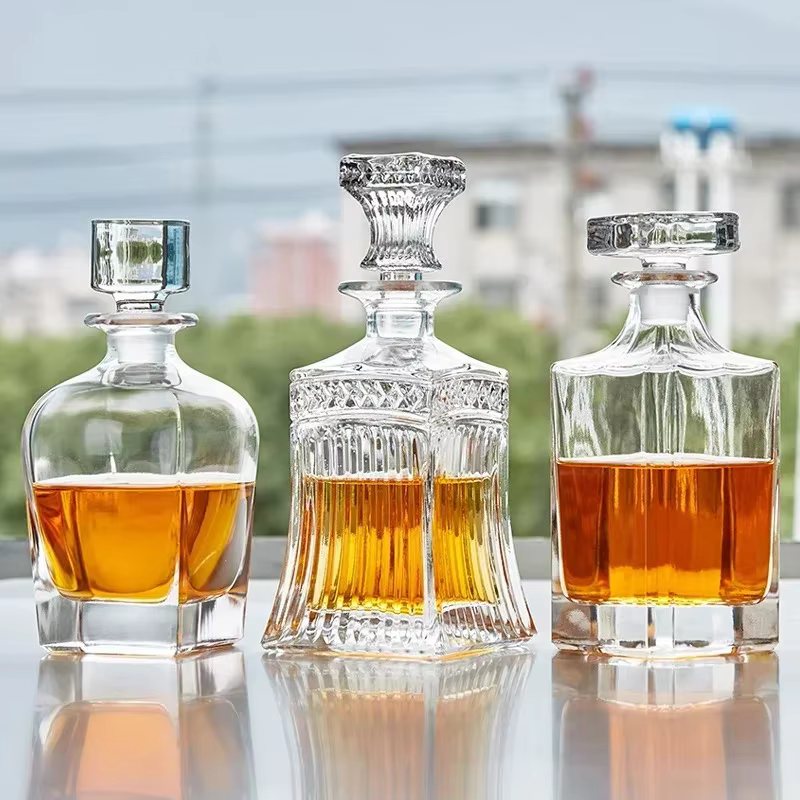 Bouteille de vodka en cristal vintage, carafe en verre de whisky, boisson au vin rouge