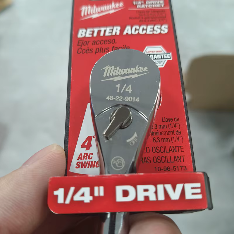 Clé à cliquet Milwaukee 48-22-9014 1/4" à tête basculante et fine pour une meilleure accessibilité