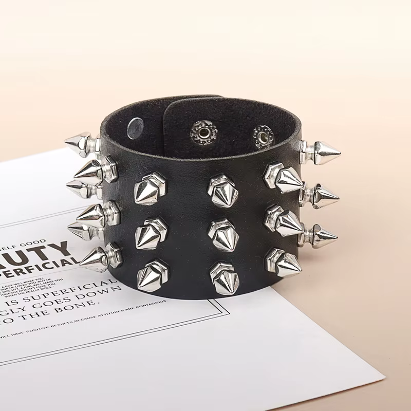 Bracelet punk pour hommes et femmes, bracelet gothique en cuir noir avec clous en métal cloutés, rivets à pointes, manchette réglable