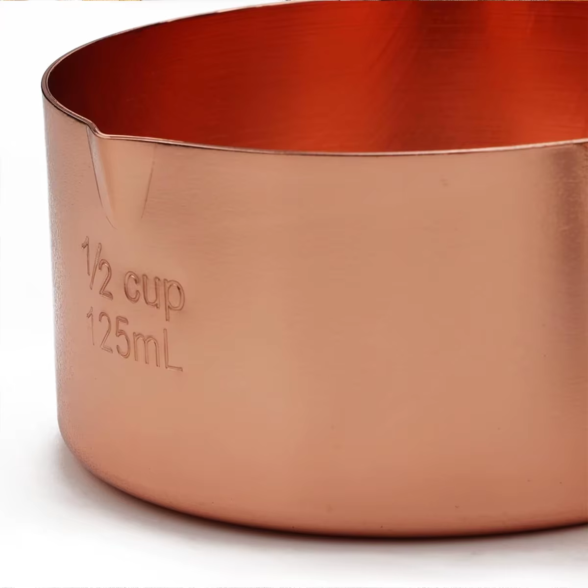 Tasses et cuillères à mesurer en acier inoxydable, avec manches en bois et échelles graduées, sont des tasses et cuillères au système métrique, adaptées à l'usage.