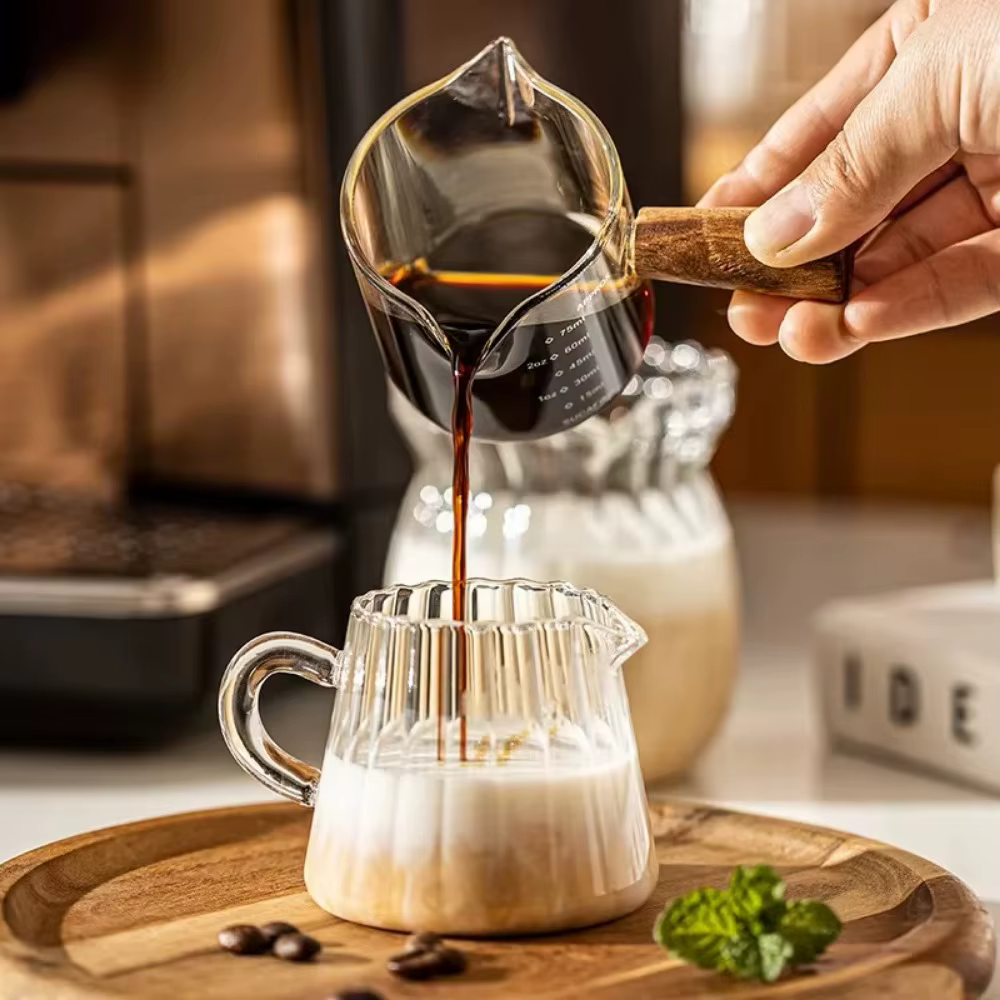 Tasse à mesurer en verre transparent de 75ml, avec poignée en bois, carafe à lait à double bec, outil de cuisine pratique pour la préparation du café, 1/2/5 pièces