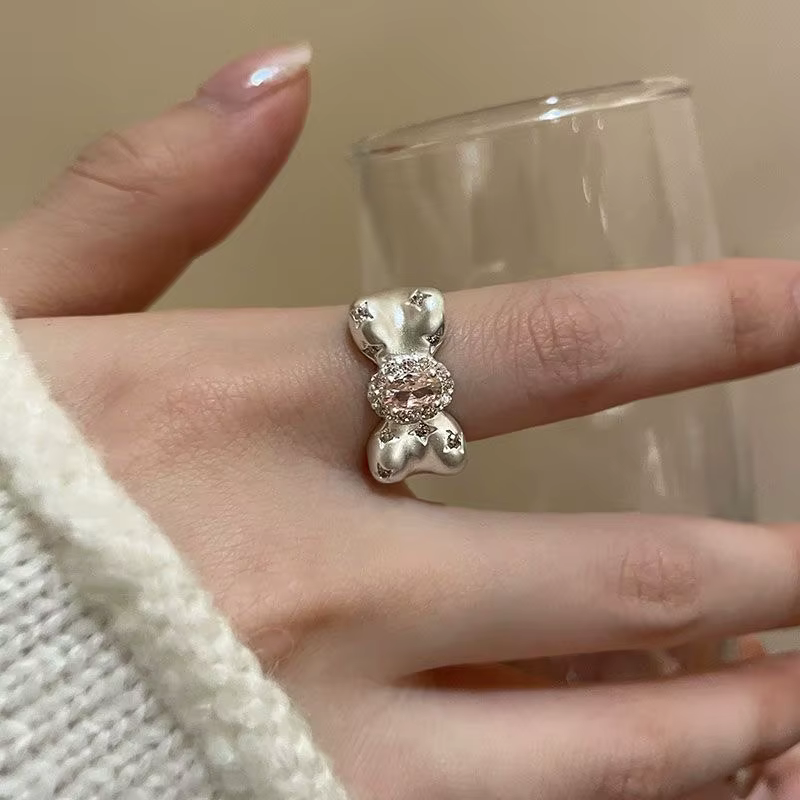Bague à nœud rose, Design romantique